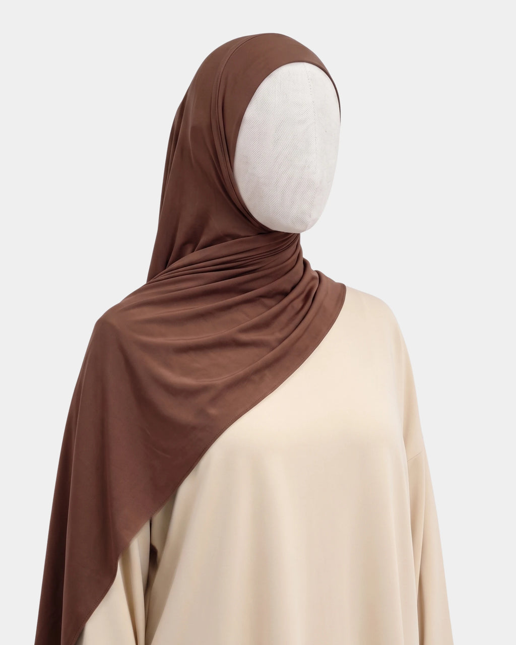 Hijab modal breathable gris porté de profil, drapé fluide sur l'épaule, tissu doux et respirant
