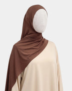 Hijab modal breathable gris porté de profil, drapé fluide sur l'épaule, tissu doux et respirant
