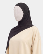 Hijab modal breathable noir porté de profil, drapé fluide sur l'épaule, tissu doux et respirant
