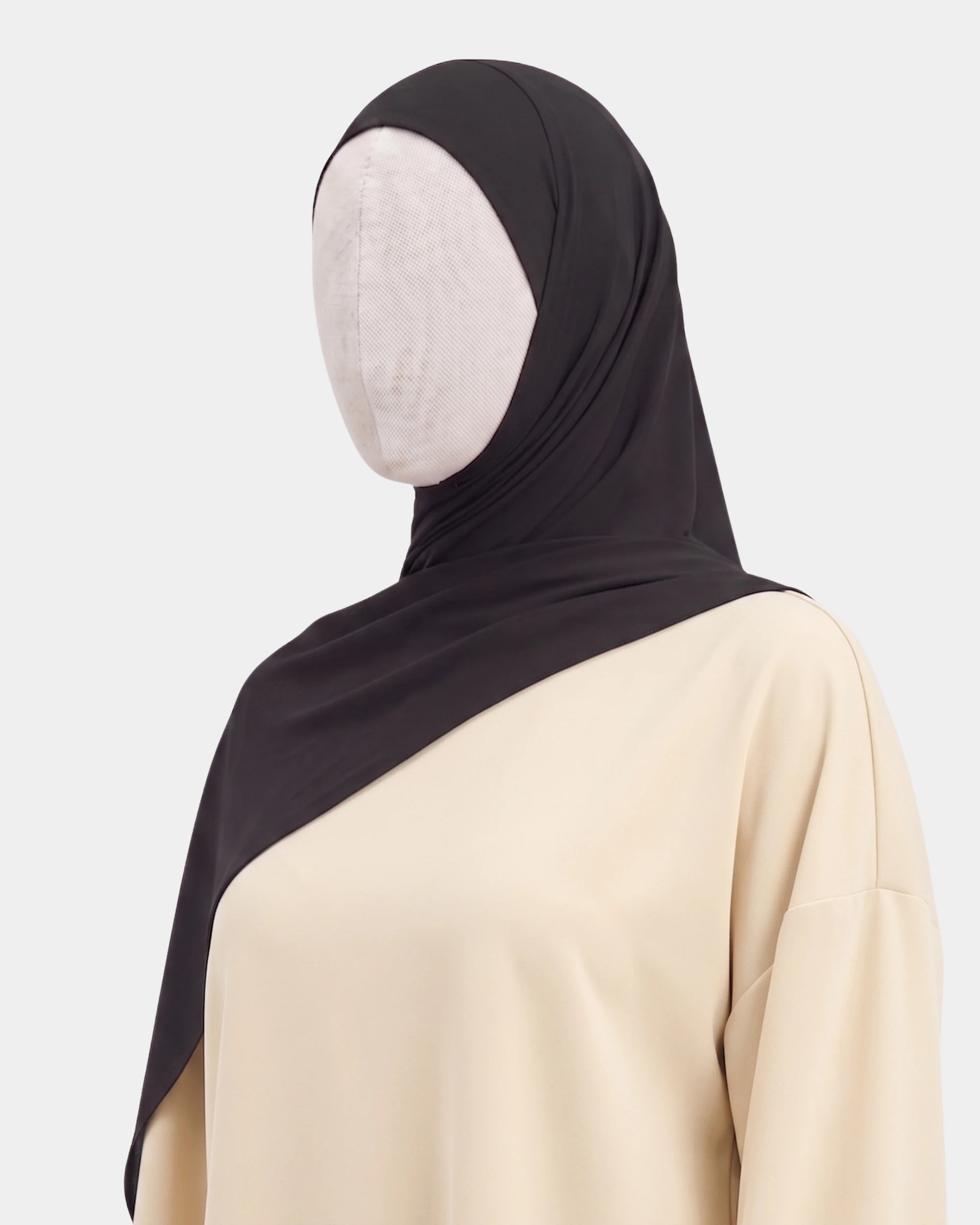 Hijab modal breathable noir porté de profil, drapé fluide sur l'épaule, tissu doux et respirant
