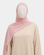 Hijab modal breathable rose poudré porté de face, encadrant le visage, tissu doux et respirant
