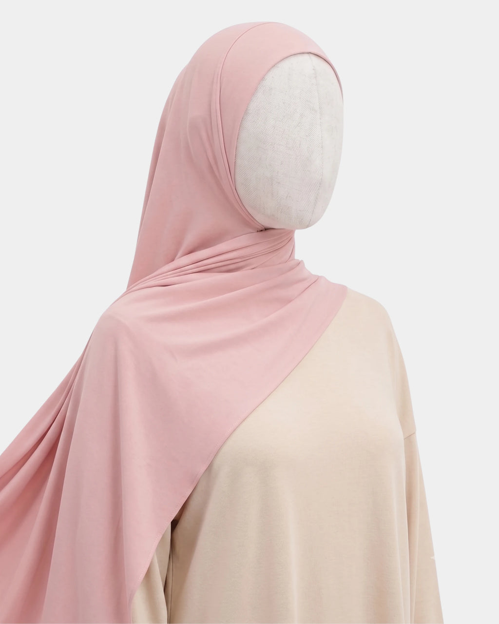 Hijab modal breathable rose poudré porté de profil, drapé fluide sur l'épaule, tissu doux et respirant
