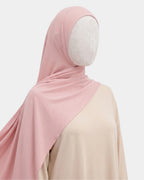 Hijab modal breathable rose poudré porté de profil, drapé fluide sur l'épaule, tissu doux et respirant
