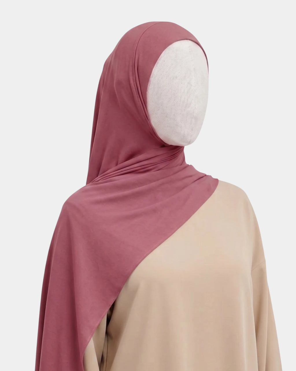Hijab modal breathable vieux rose porté de profil, drapé fluide sur l'épaule, tissu doux et respirant
