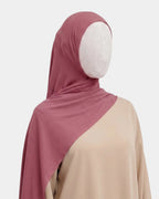 Hijab modal breathable vieux rose porté de profil, drapé fluide sur l'épaule, tissu doux et respirant
