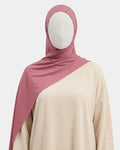 Hijab modal breathable vieux rose porté de face, encadrant le visage, tissu doux et respirant
