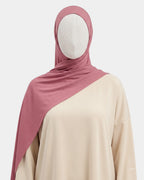 Hijab modal breathable vieux rose porté de face, encadrant le visage, tissu doux et respirant
