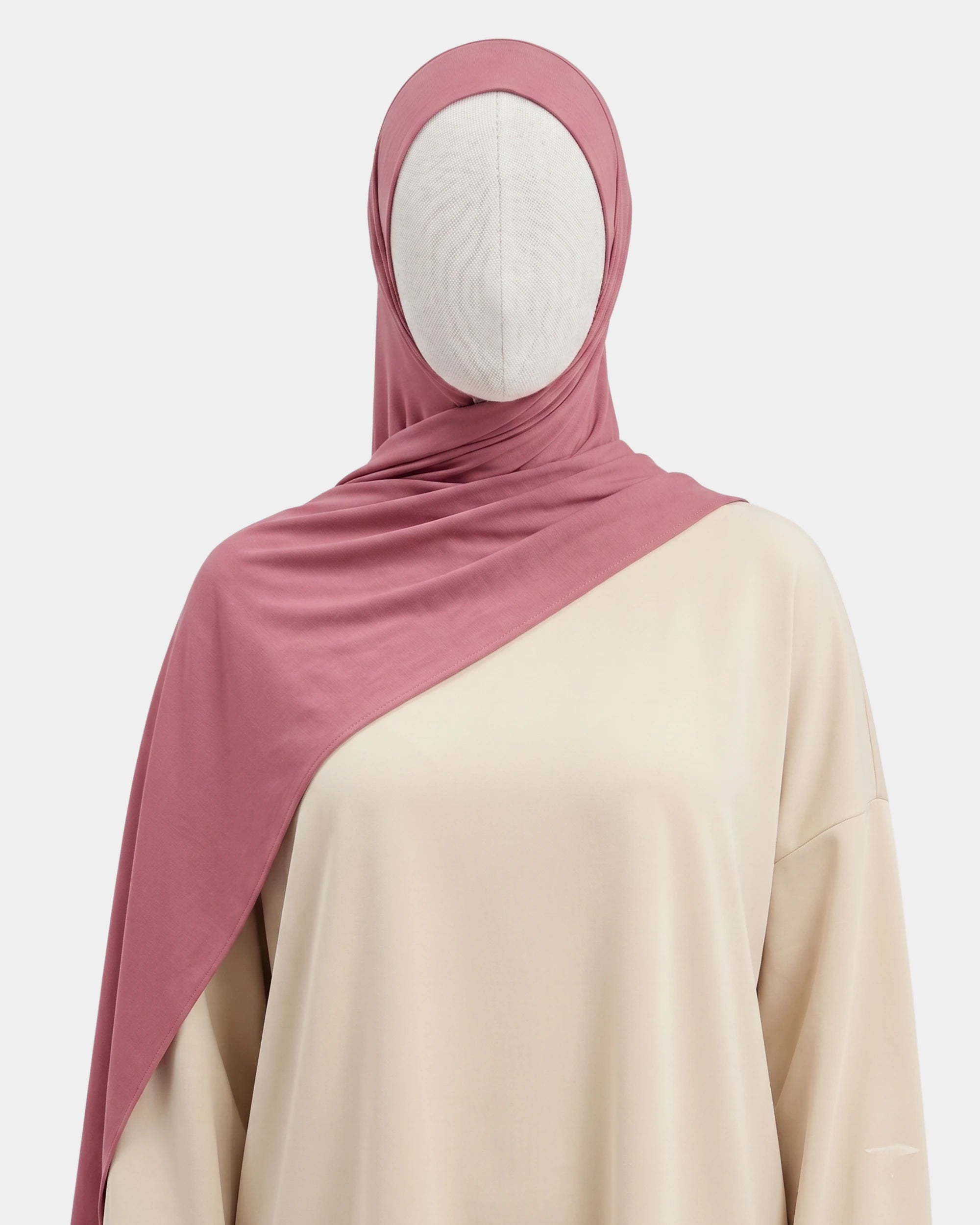 Hijab modal breathable vieux rose porté de face, encadrant le visage, tissu doux et respirant
