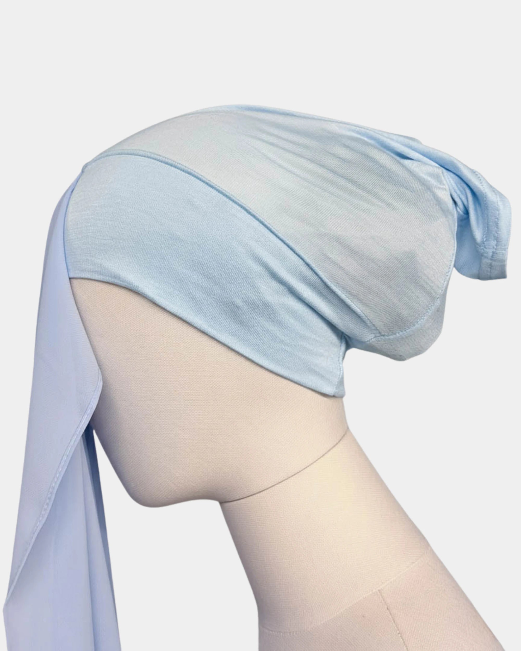 Détail de la fermeture aimantée du hijab mousseline aimants intégrés bleu ciel Rawdaya, vue de profil