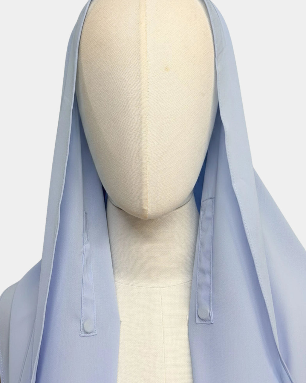 Détail de la fermeture aimantée du hijab mousseline aimants intégrés bleu ciel Rawdaya, vue de face