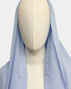 Détail de la fermeture aimantée du hijab mousseline aimants intégrés bleu ciel Rawdaya, vue de face
