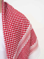 keffieh saoudien rouge à carreau avec pompom détail 