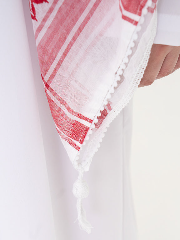 keffieh saoudien rouge à carreau avec pompom détail