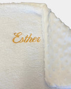 Détail de la broderie du prénom en fil doré sur plaid bébé personnalisé 100% coton