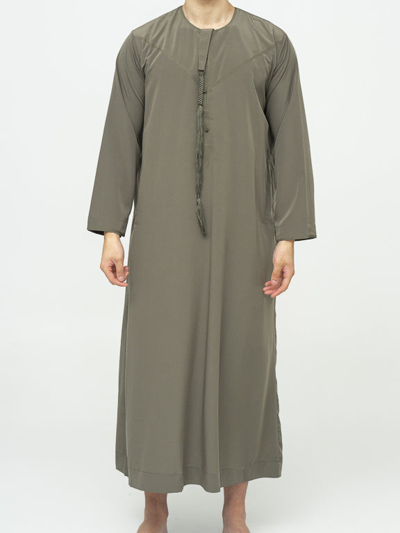 homme musulman portant un qamis dubai kaki de face