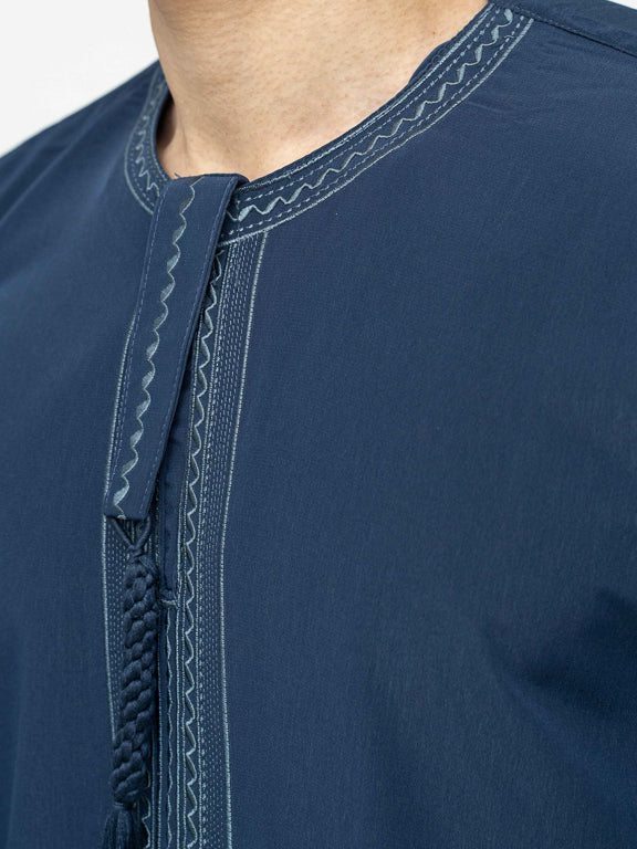 homme musulman portant un qamis emirati bleu marine détail sur la broderie