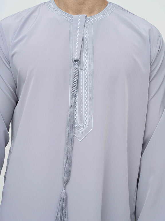 homme musulman portant un qamis emirati gris cravate