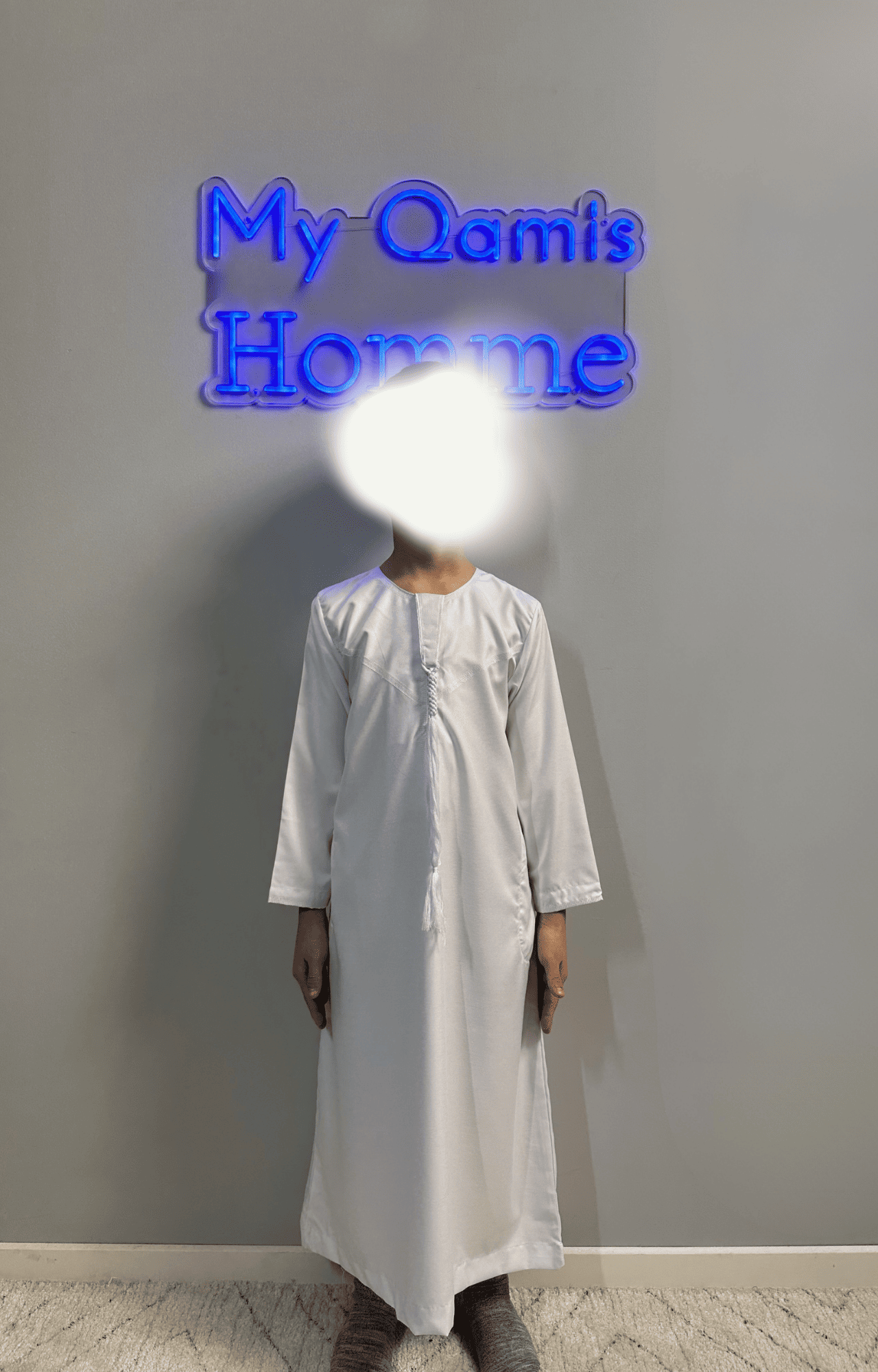 Garçon musulman portant un qamis enfant émirati al emad blanc de face