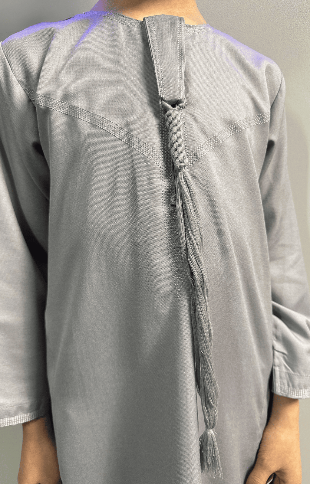 Garçon musulman portant un qamis enfant émirati al emad gris avec cravate