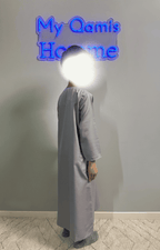 Garçon musulman portant un qamis enfant émirati al emad gris de dos