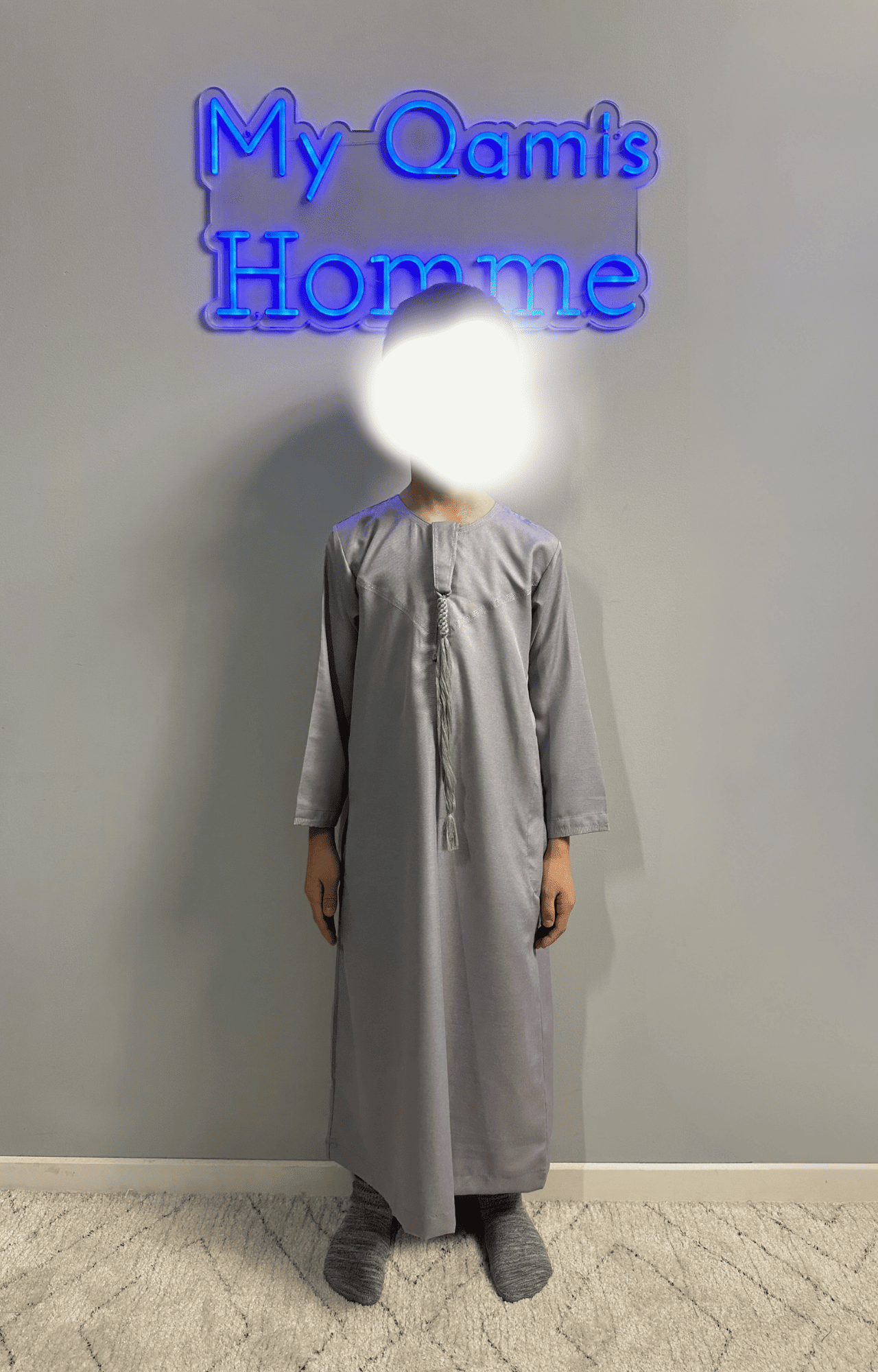 Garçon musulman portant un qamis enfant émirati al emad gris de face