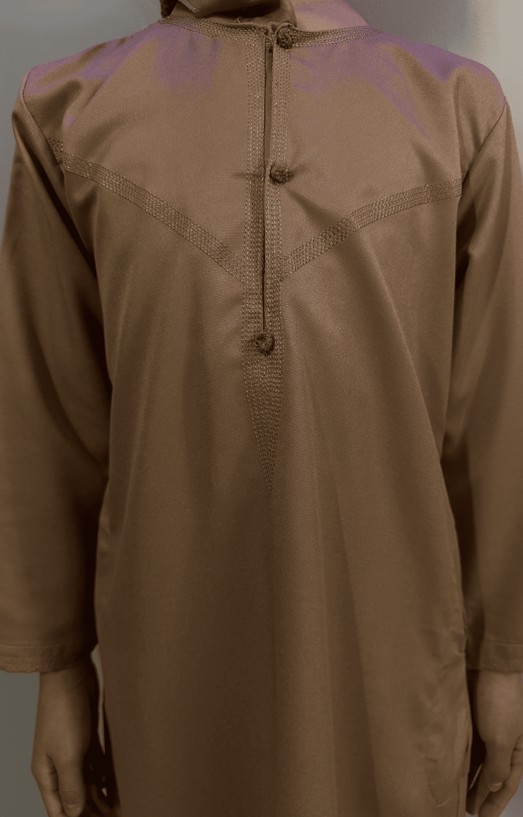 Garçon musulman portant un qamis enfant émirati al emad taupe avec détail broderie