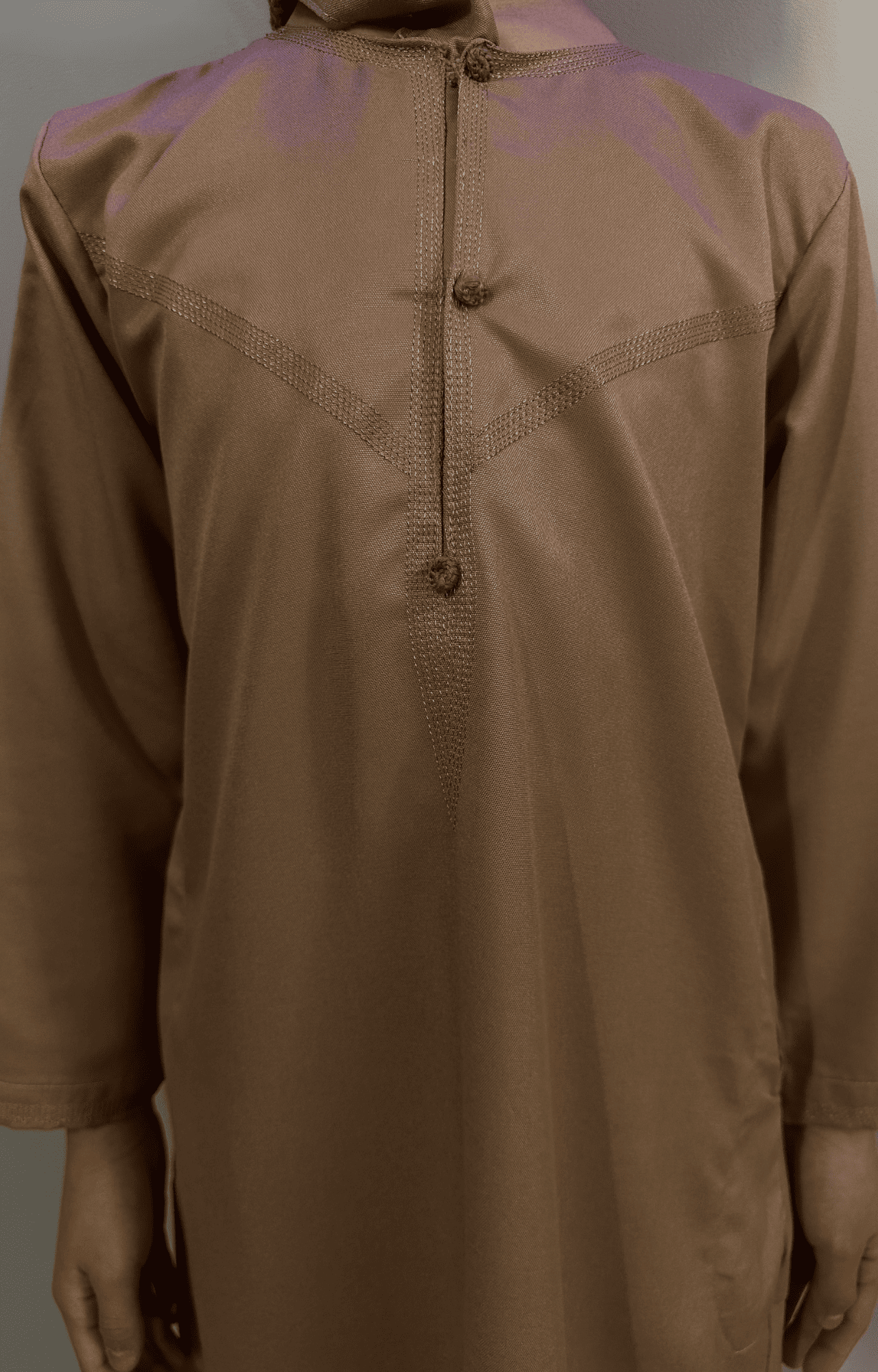 Garçon musulman portant un qamis enfant émirati al emad taupe avec détail broderie