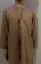 Garçon musulman portant un qamis enfant émirati al emad taupe avec cravate