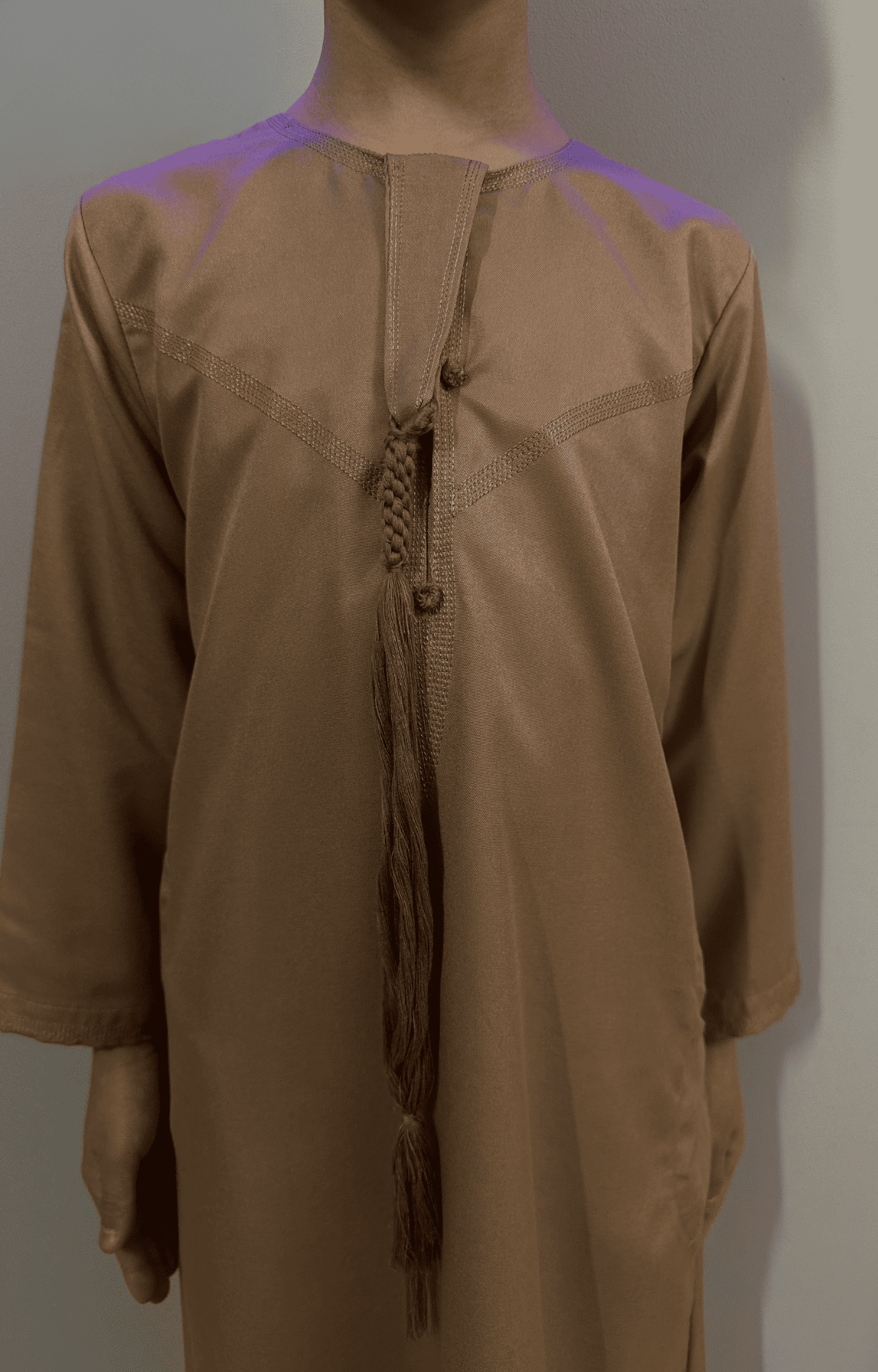 Garçon musulman portant un qamis enfant émirati al emad taupe avec cravate