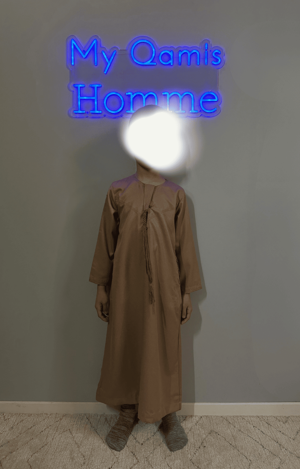 Garçon musulman portant un qamis enfant émirati al emad taupe de face