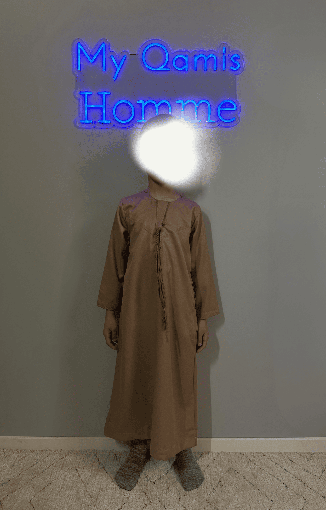 Garçon musulman portant un qamis enfant émirati al emad taupe de face