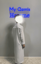 Garçon musulman portant un qamis enfant saoudien al emad blanc de dos