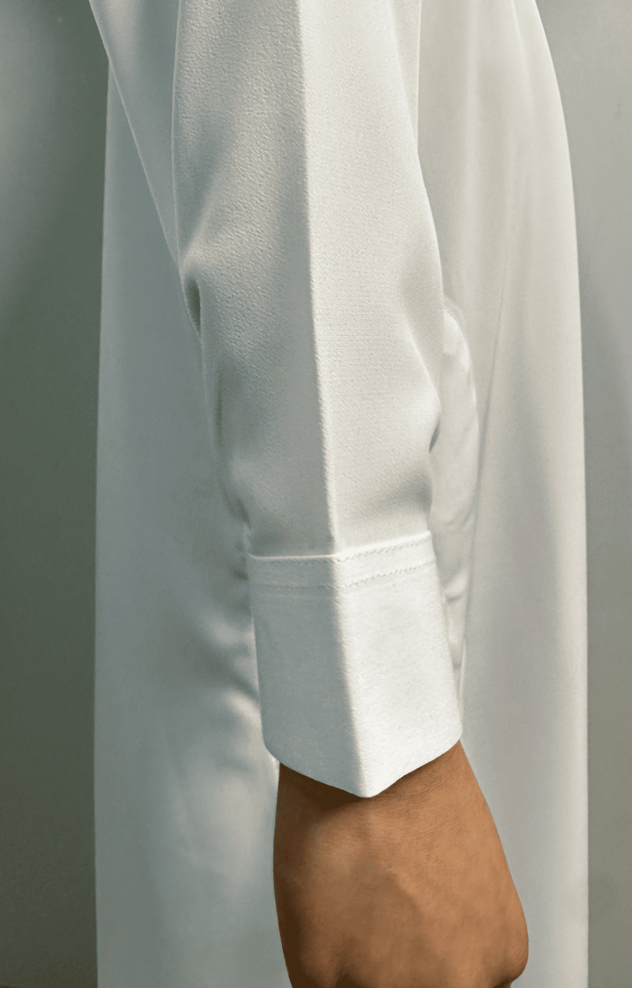 Garçon musulman portant un qamis enfant saoudien al emad blanc avec manche rigide