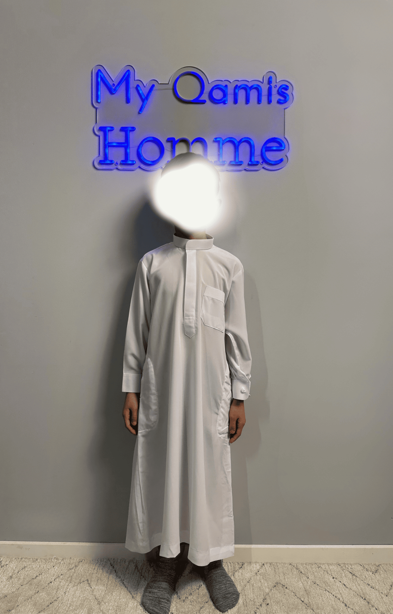 Garçon musulman portant un qamis enfant saoudien al emad blanc de face