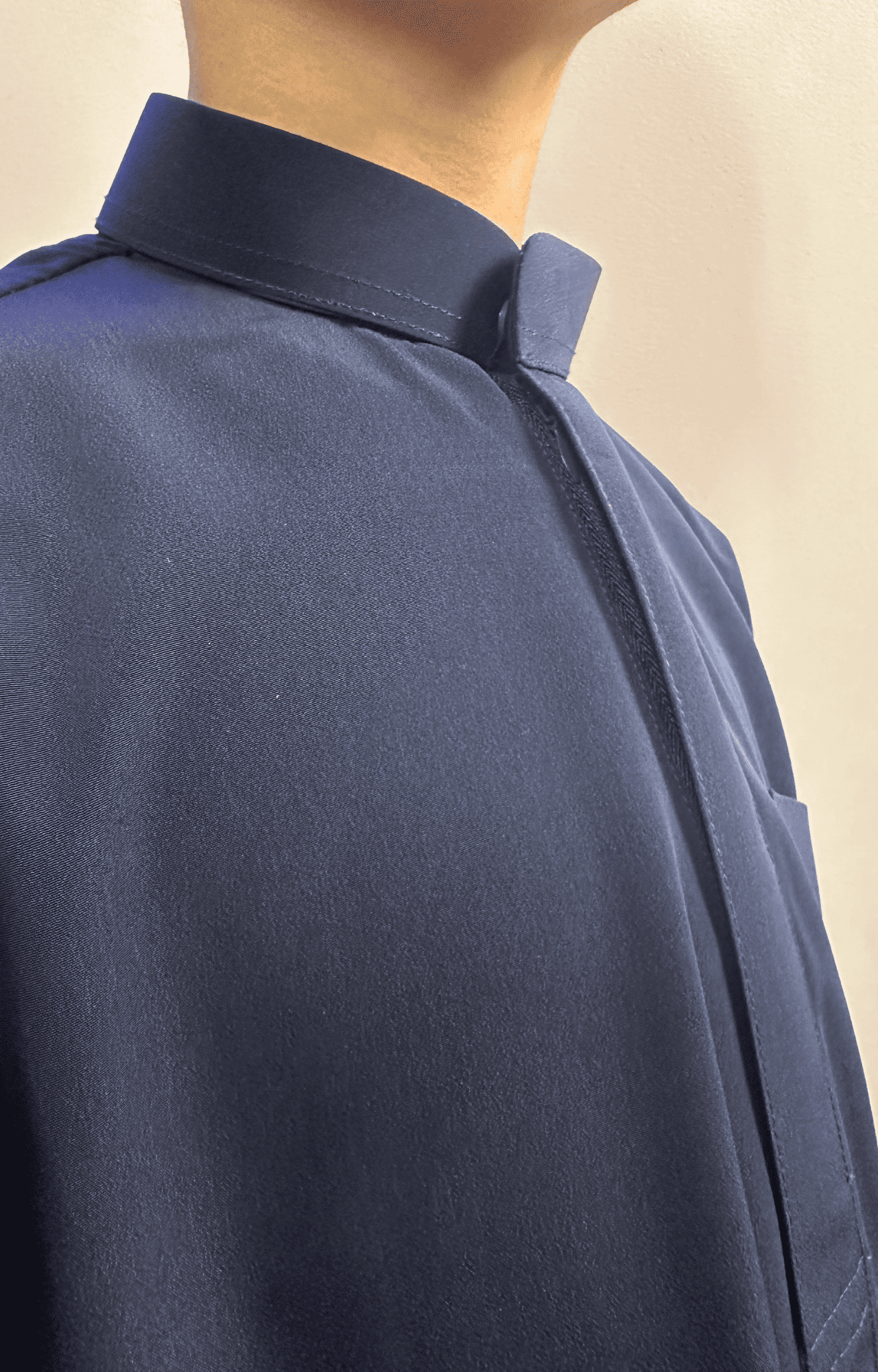 Garçon musulman portant un qamis enfant saoudien al emad bleu marine avec col montant