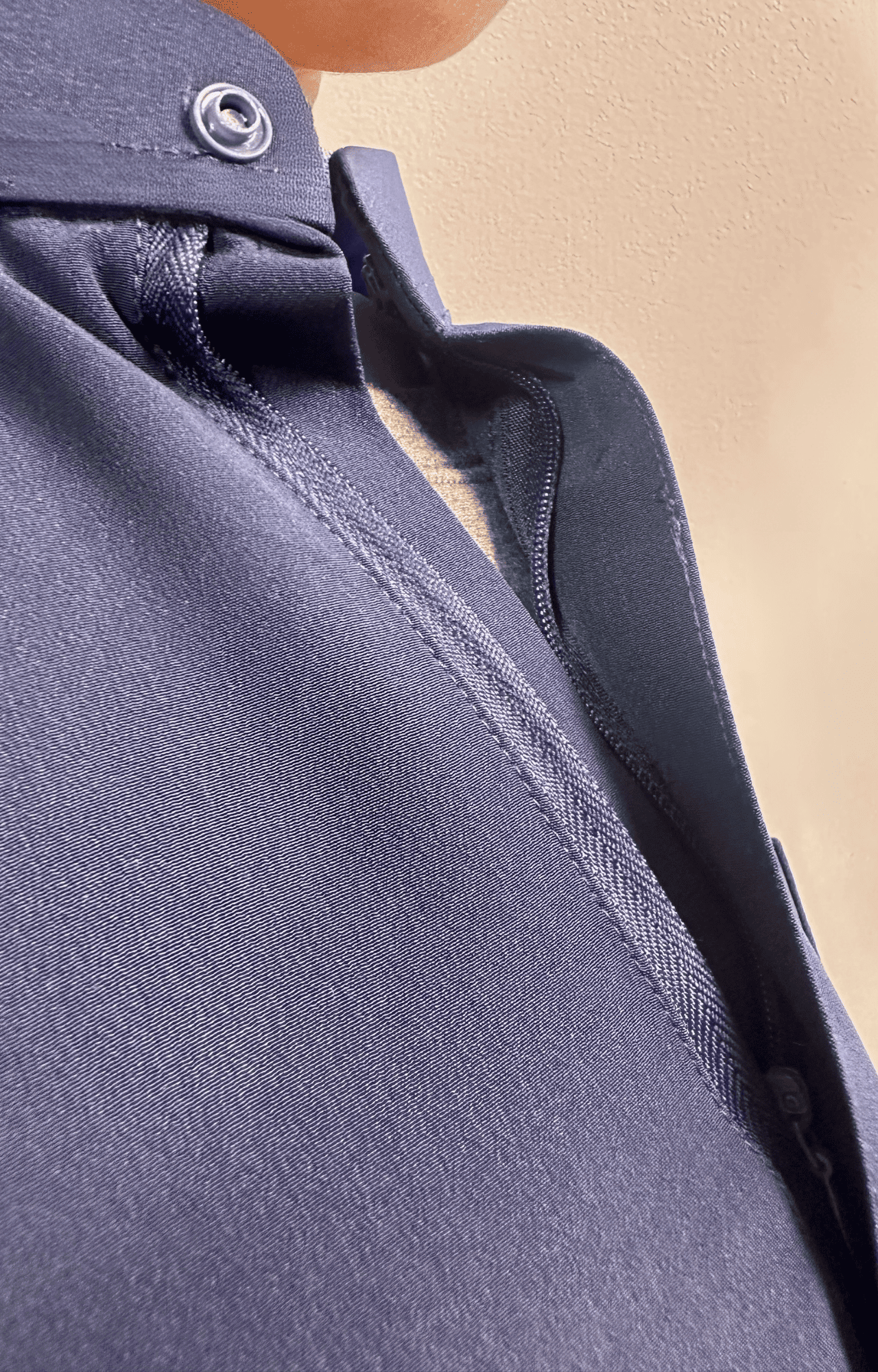 Garçon musulman portant un qamis enfant saoudien al emad bleu marine avec détail sur le col