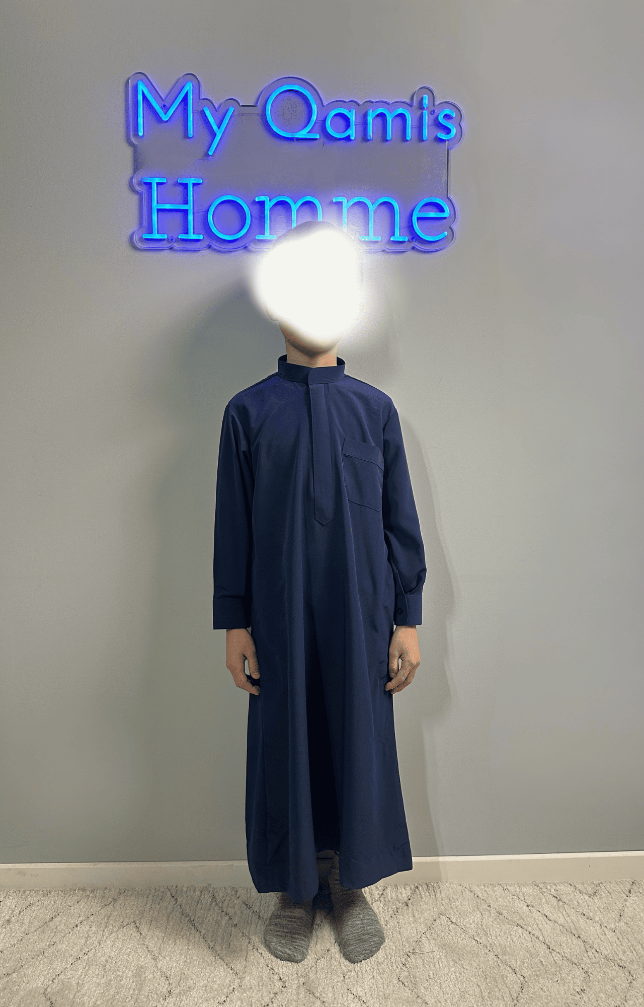 Garçon musulman portant un qamis enfant saoudien al emad bleu marine de face