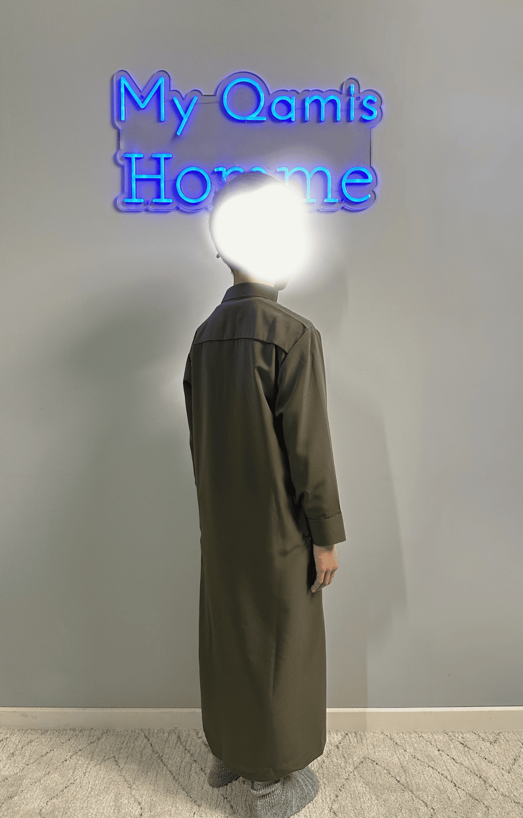 Garçon musulman portant un qamis enfant saoudien al emad kaki de dos