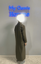 Garçon musulman portant un qamis enfant saoudien al emad kaki de dos