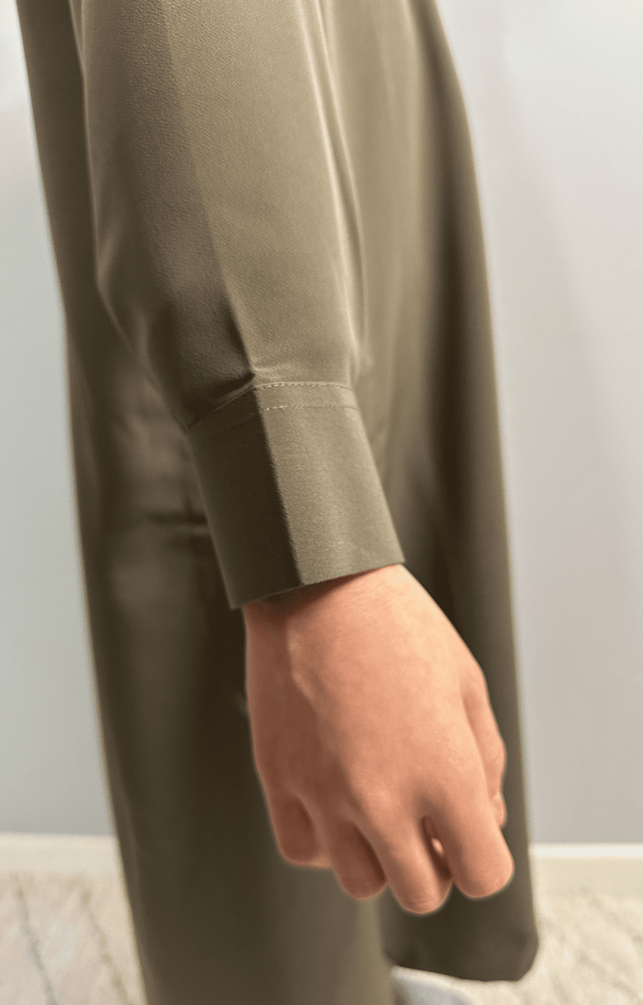 Garçon musulman portant un qamis enfant saoudien al emad kaki avec détail sur la manche