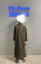 Garçon musulman portant un qamis enfant saoudien al emad kaki de face