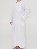 qamis marocain blanc de profil
