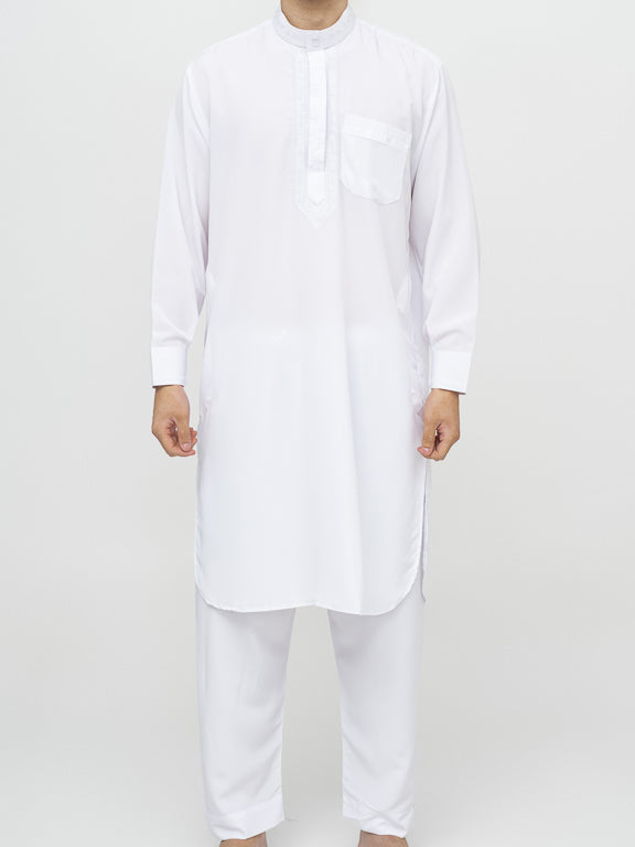 homme musulman portant un qamis pakistanais blanc de face