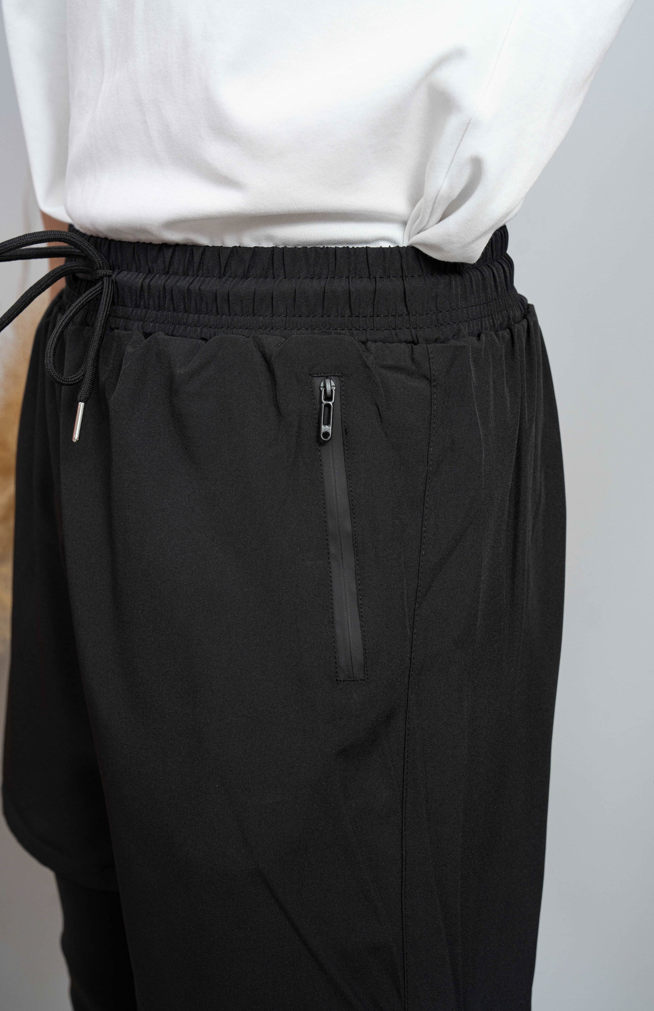 short de sport avec cache awra intégré avec poche zipé