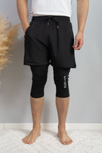 short de sport avec cache awra intégré avec main dans la poche