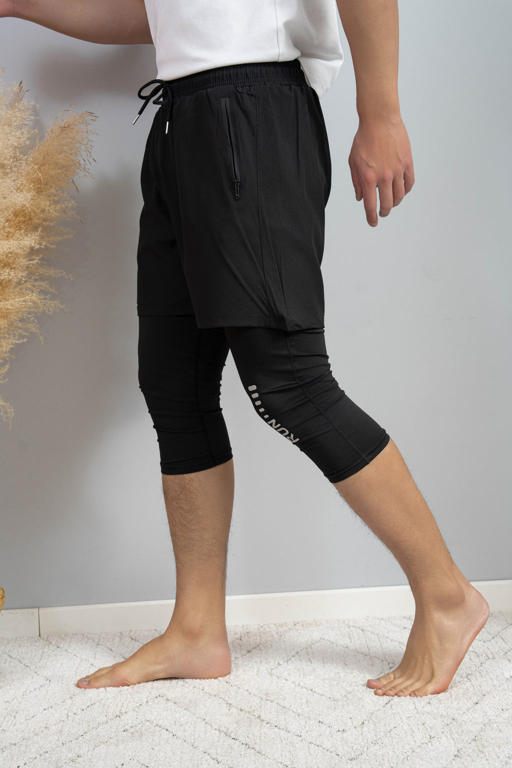 short de sport avec cache awra intégré avec mannequin en mouvement