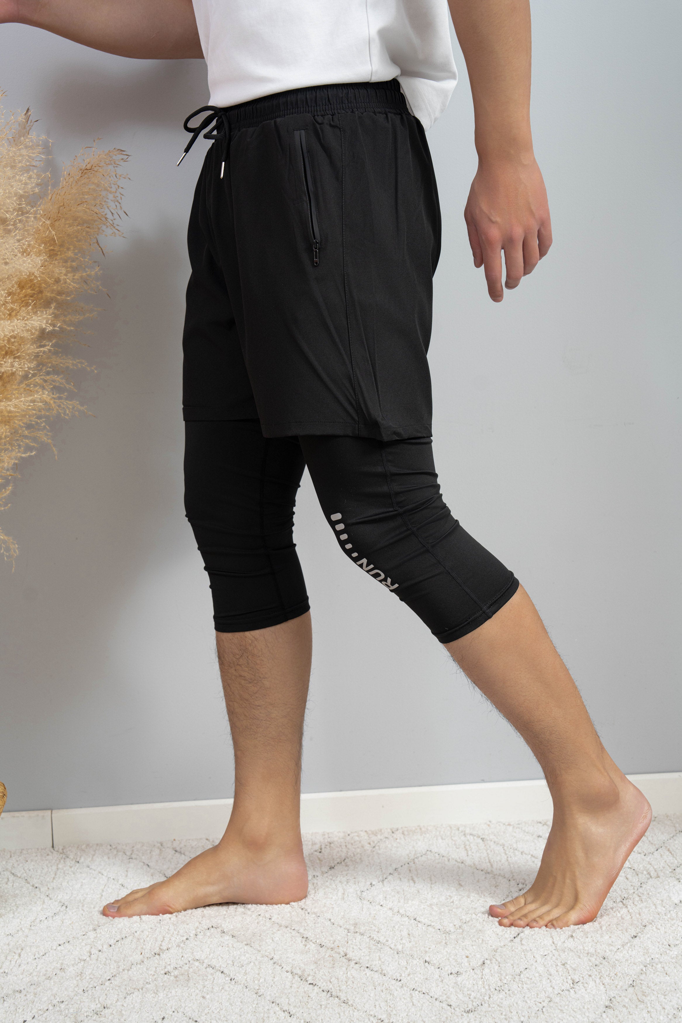 short de sport avec cache awra intégré avec mannequin en mouvement