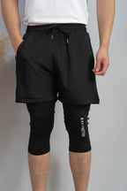 short de sport avec cache awra intégré avec main dans une poche