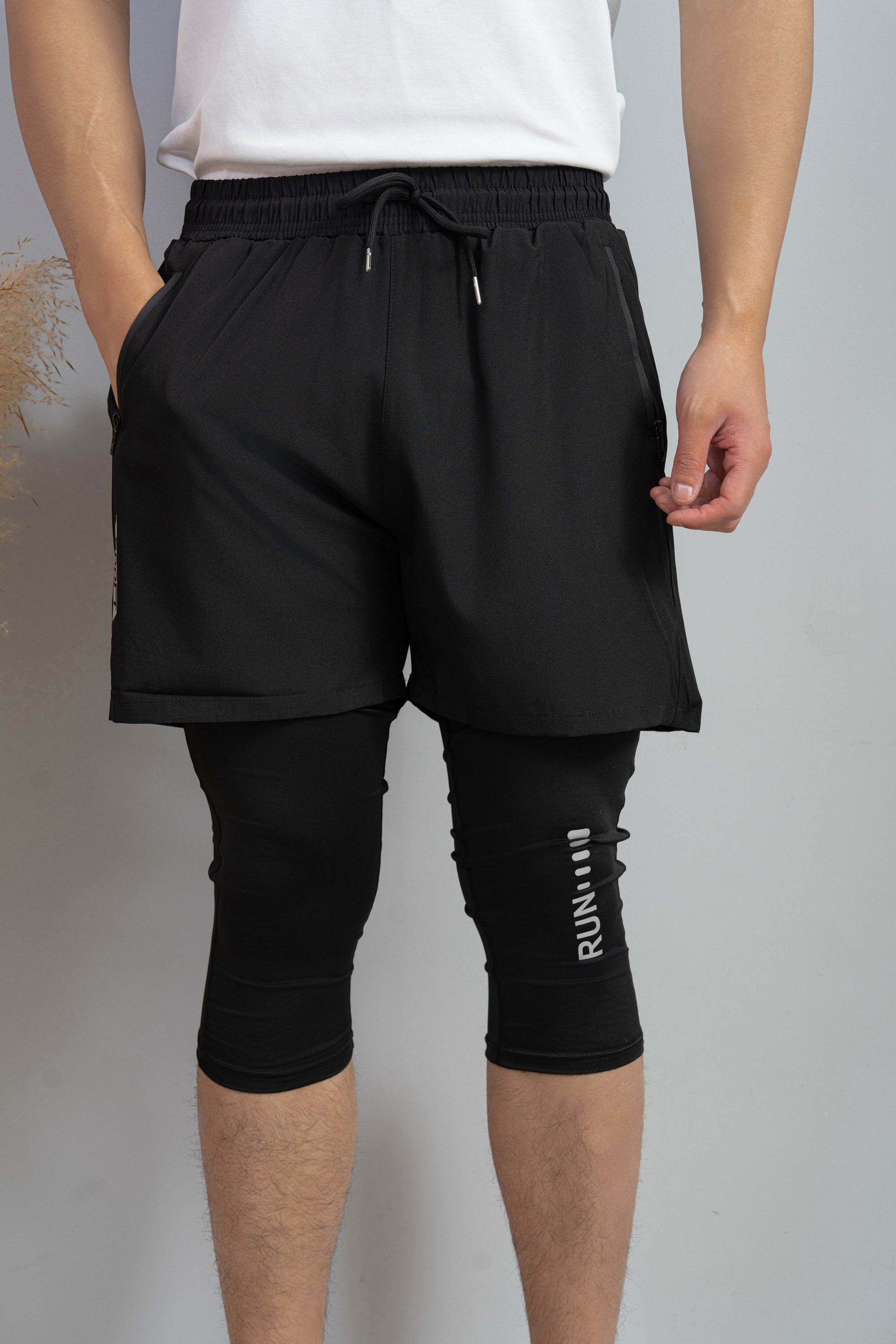 short de sport avec cache awra intégré avec main dans une poche