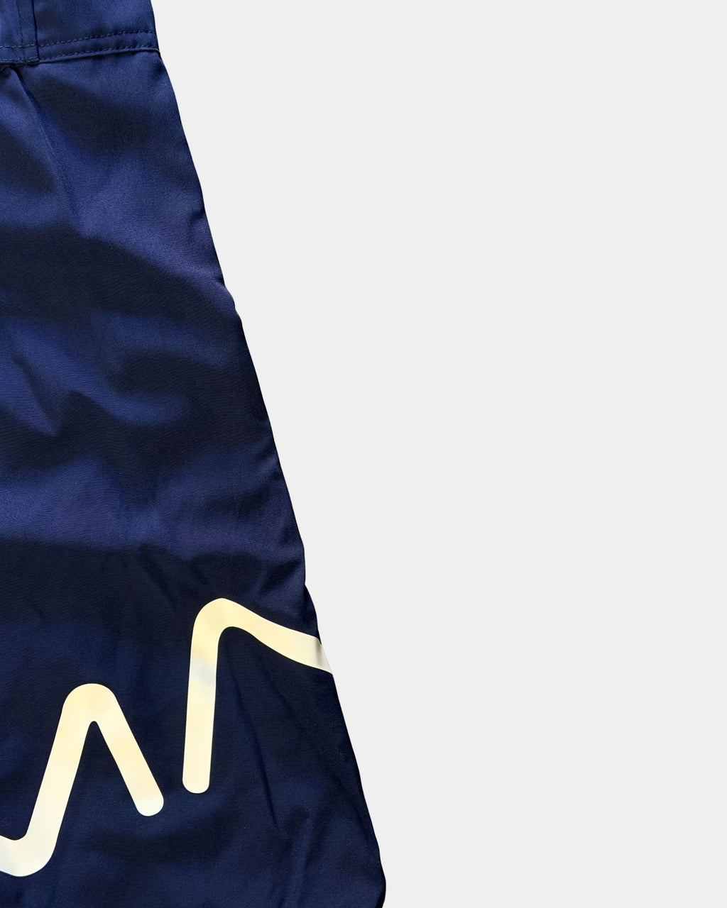 Homme portant le short de bain awra bleu marine My Qamis Homme, coupe pudique et legging intégré